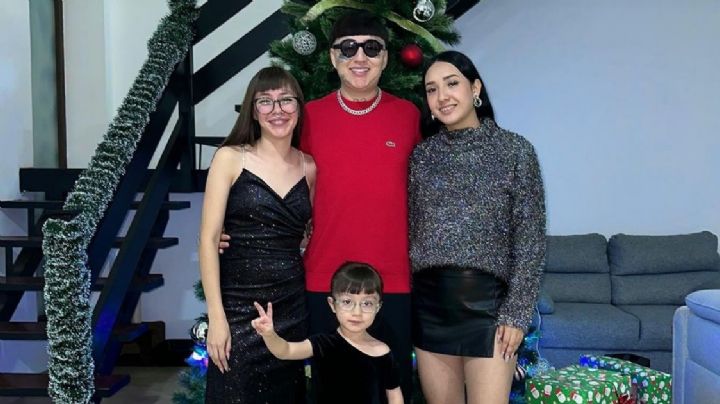 Dani Flow presume foto navideña a lado de su esposa, hija y novia