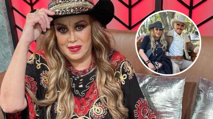 Le llueven burlas a La Chicuela tras posar junto a estatua de Vicente Fernández