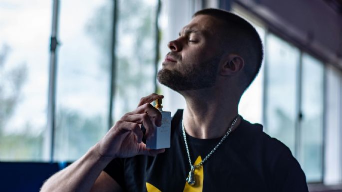 5 perfumes versátiles que puedes usar de día en la oficina y al salir del gimnasio para oler fresco