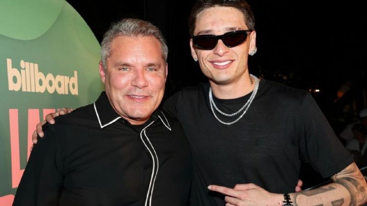 Peso Pluma le entrega premio a su 'papá' con emotivo discurso: "Te amo como a un padre"