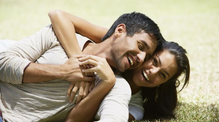 ¿Cómo mantener a una mujer enamorada de ti? 4 trucazos para que no muera la llama del amor