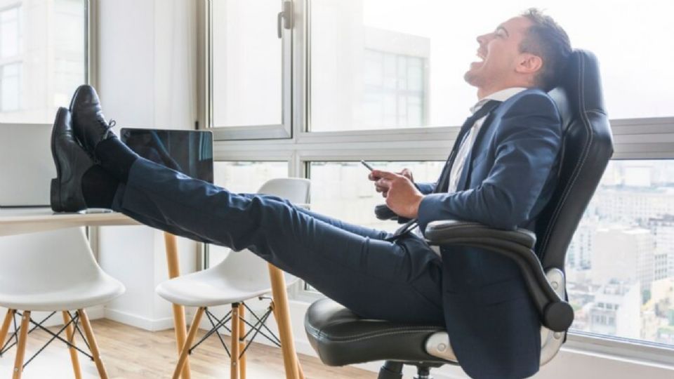 La ley también estipula días feriados o festivos, considerados como descansos obligatorios.