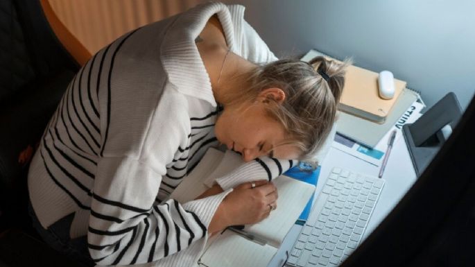 Jornadas laborales de más de 48 horas semanales serán castigadas con prisión: así aplica para HORAS extra