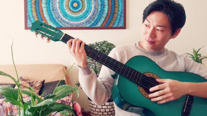 Captan a influencer coreano interpretando canciones de Pedro Infante en la CDMX VIDEO