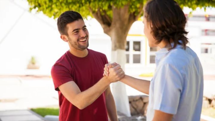 Cómo retomar el contacto con antiguas amistades
