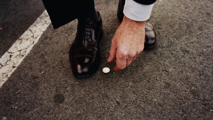¿Qué significa que me encuentre monedas en la calle?