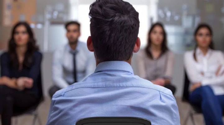 ¿Cuál es la pregunta más repetida en una entrevista de trabajo y cómo debes responderla?