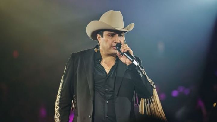 Julión Álvarez reaparece en concierto tras la detención de su papá