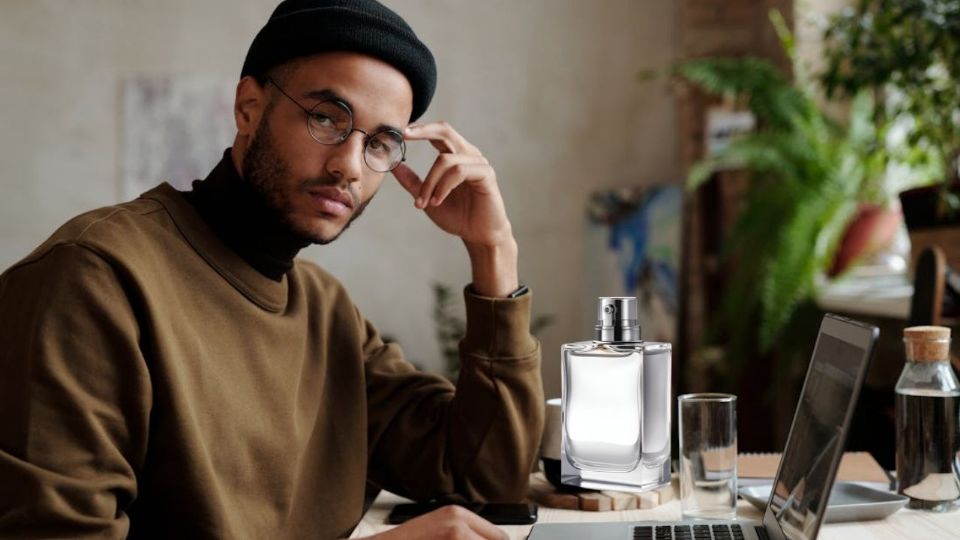 Elegir un perfume es una decisión profundamente personal, pero estas cinco opciones ofrecen algo único para el hombre que desea destacar