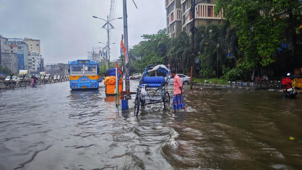 Varias familias de Nezahualcóyotl acudieron al Estadio Neza 86 para recibir el apoyo económico tras las inundaciones.