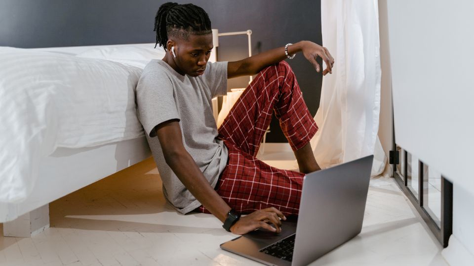 Profeco recomienda usar contraseñas seguras y activar la verificación en dos pasos para mantener tus archivos protegidos.