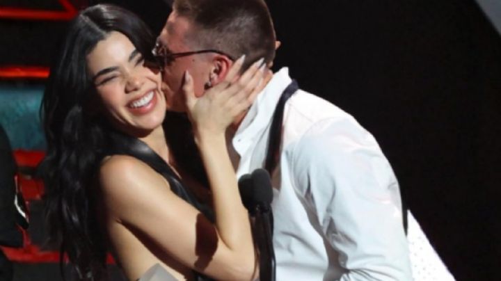 Kenia Os entrega Premio Vanguardia a Peso Pluma: Así fue el romántico momento | VIDEO