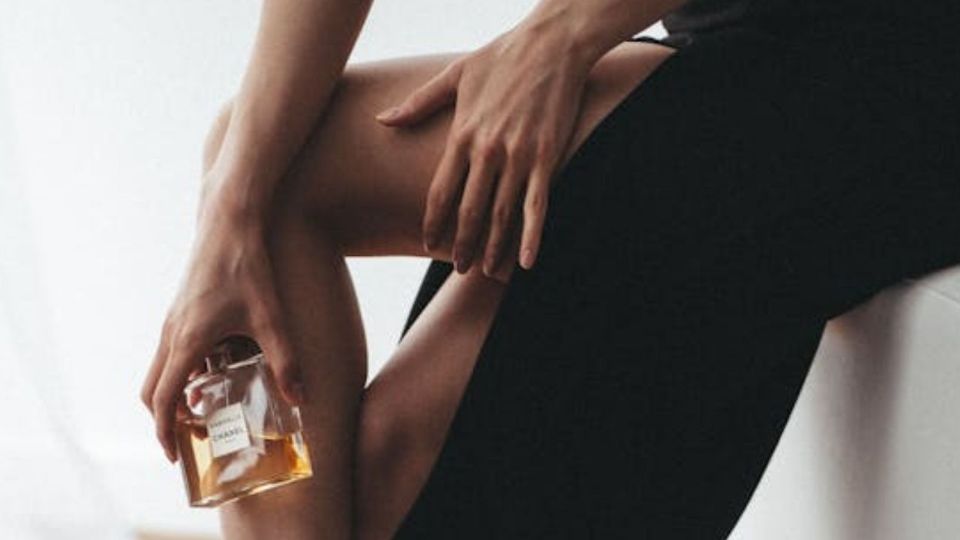 La marca explora desde florales delicados hasta orientales intensos, adaptándose a diversas personalidades y ocasiones