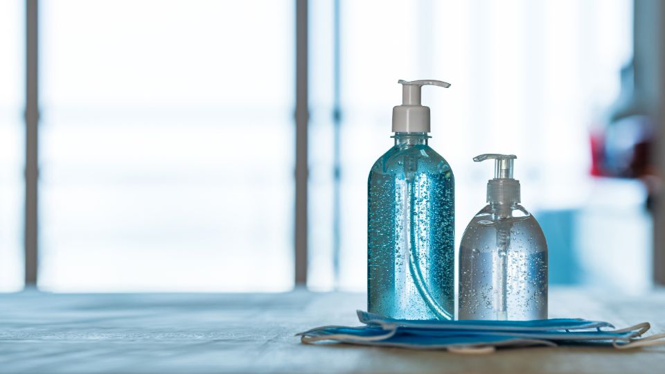 Con pocos ingredientes y utensilios básicos, es posible preparar tu propio jabón líquido corporal.