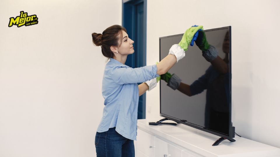 Si deseas limpiar la pantalla de tu televisión sin rayarla debes conocer este truco infalible.

