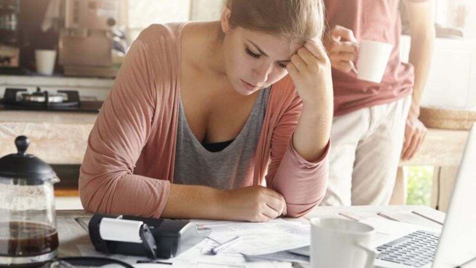 Detrás de la rutina diaria de millones de jóvenes mexicanos se oculta el estrés financiero.