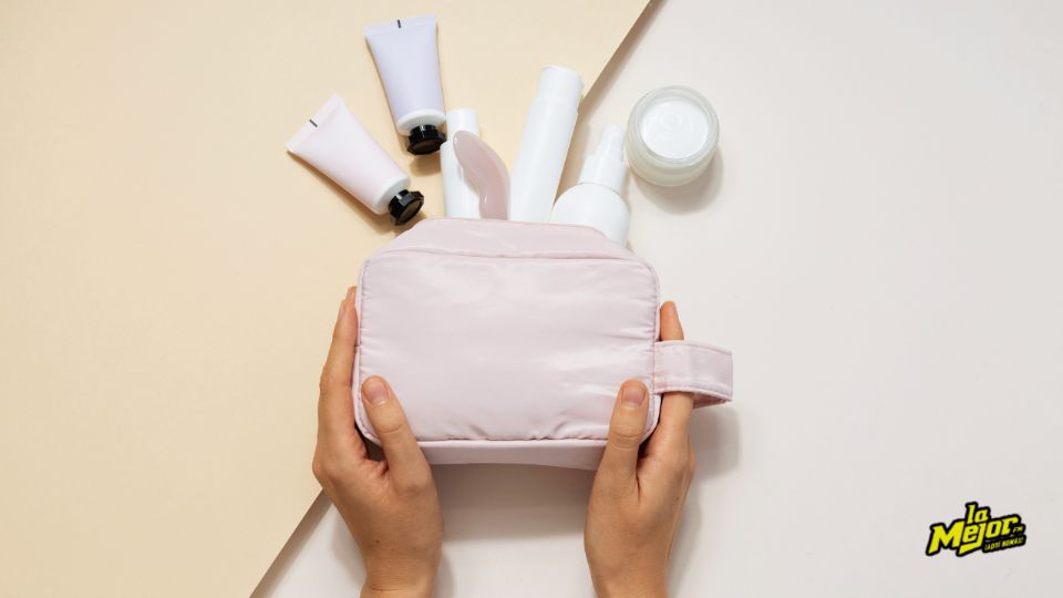 Descubre los mejores kits de perfumes femeninos que combinan fragancia, hidratación y maquillaje en un solo lugar.