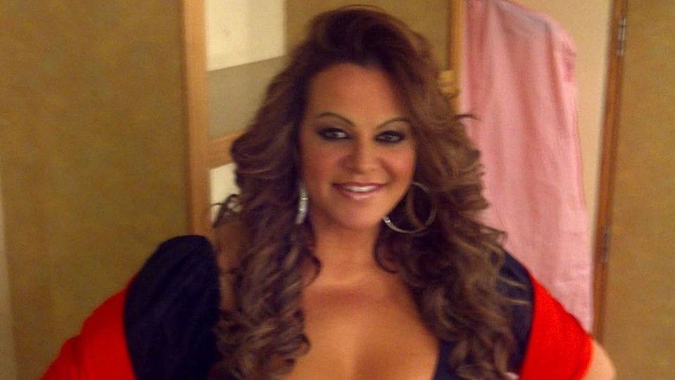 Luego de 13 años de la muerte de Jenni Rivera, los fans se han visto sorprendidos por el parecido físico de una mujer captada en México.