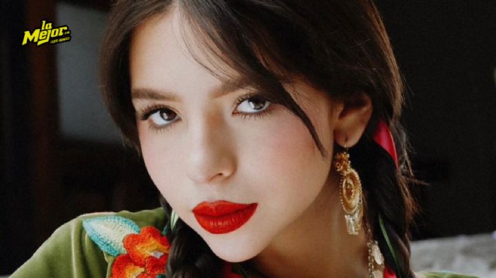 Ángela Aguilar se arrodilla ante fans durante concierto y le gritan: "¡No estás sola!" (VIDEO)