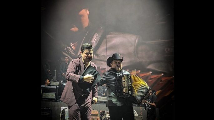 Grupo Pesado sorprende en el "Vivo Tour" de Alfredo Olivas en la Arena CDMX