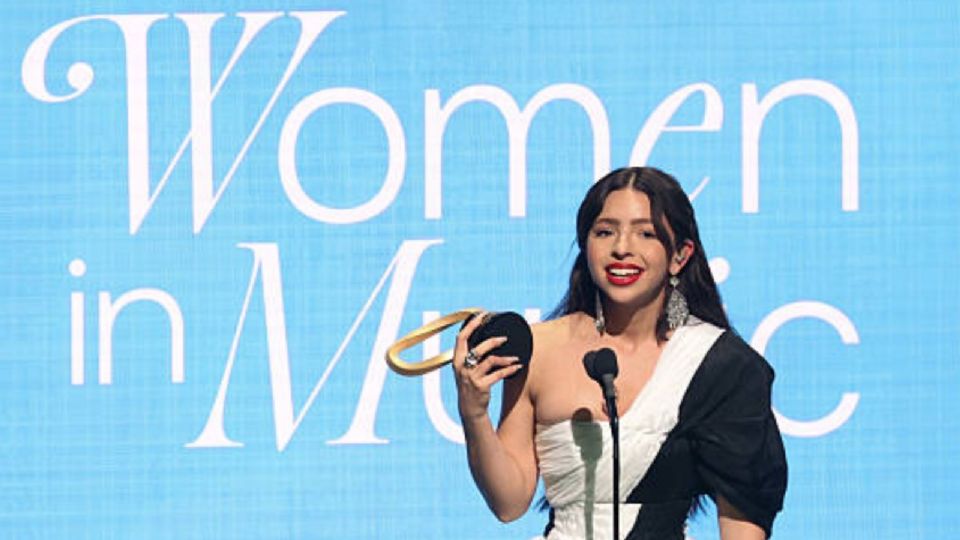 Ángela Aguilar da emotivo discurso tras recibir premio de Billboard