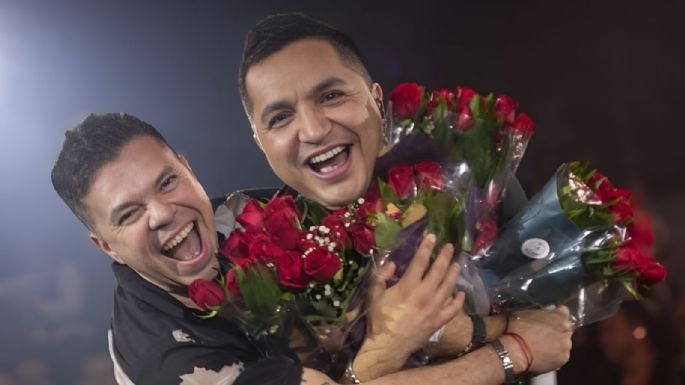 Jorge Medina y Josi Cuen le cantan a fans que se quedaron fuera del concierto