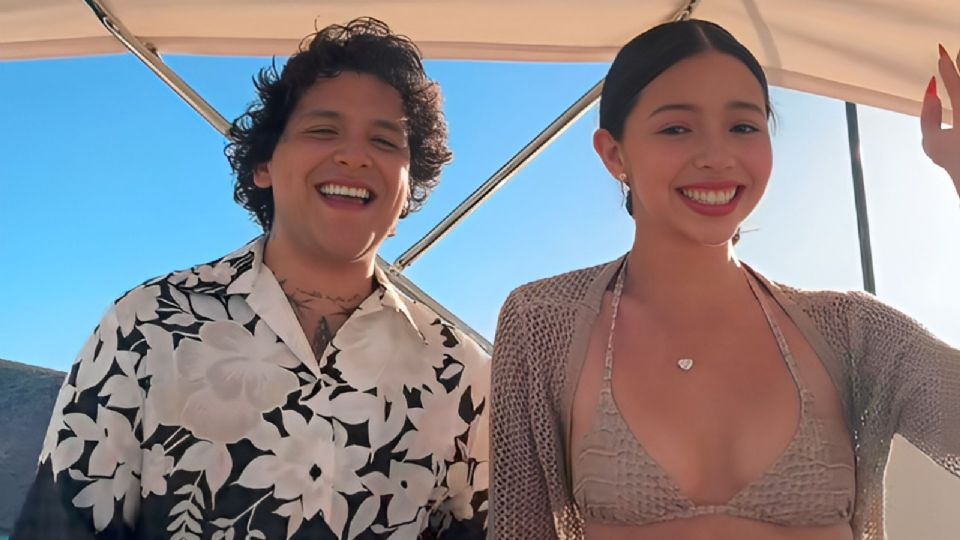 Ángela Aguilar y Christian Nodal canta Nadie se va como llegó desde el mar