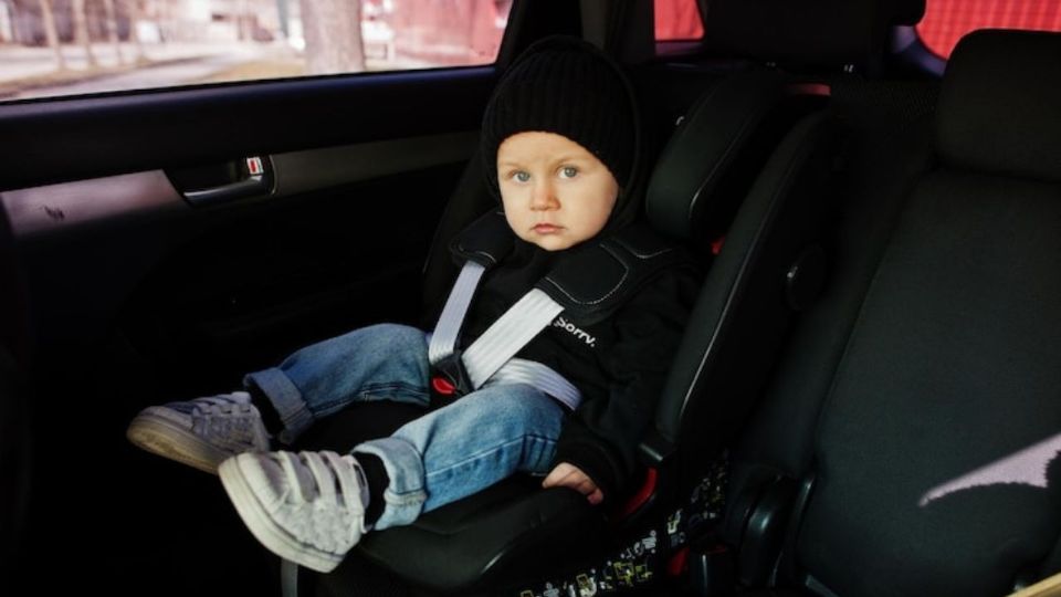 PROFECO emite alerta para conductores sobre revisión de asientos para bebés.