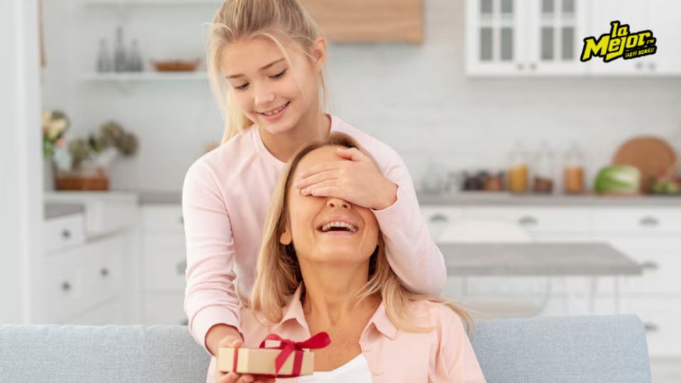 Estos son los tres perfumes que puedes regalarle a mamá por el Día de las Madres.