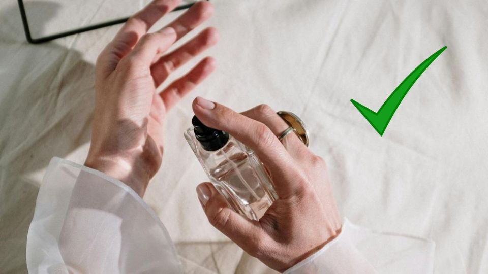 Este perfume floral representa una excelente alternativa para quienes buscan una fragancia femenina, fresca y con una duración notable