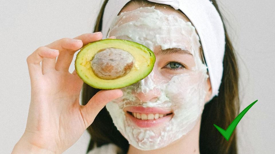 El aguacate ofrece múltiples beneficios para la piel, más allá de la hidratación básica