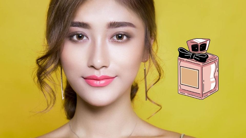 Esta fragancia se destaca por su fusión maestra de las más exuberantes flores, especias vibrantes y maderas profundas