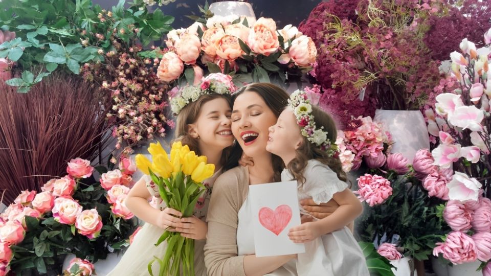 ¿Qué significa regalarle flores rojas, rosas o amarillas a tu mamá el 10 de mayo?
