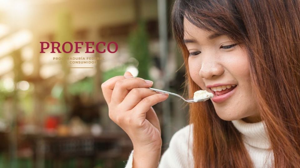 El yogurt griego ha ganado una popularidad considerable debido a su textura cremosa y su mayor concentración de proteínas