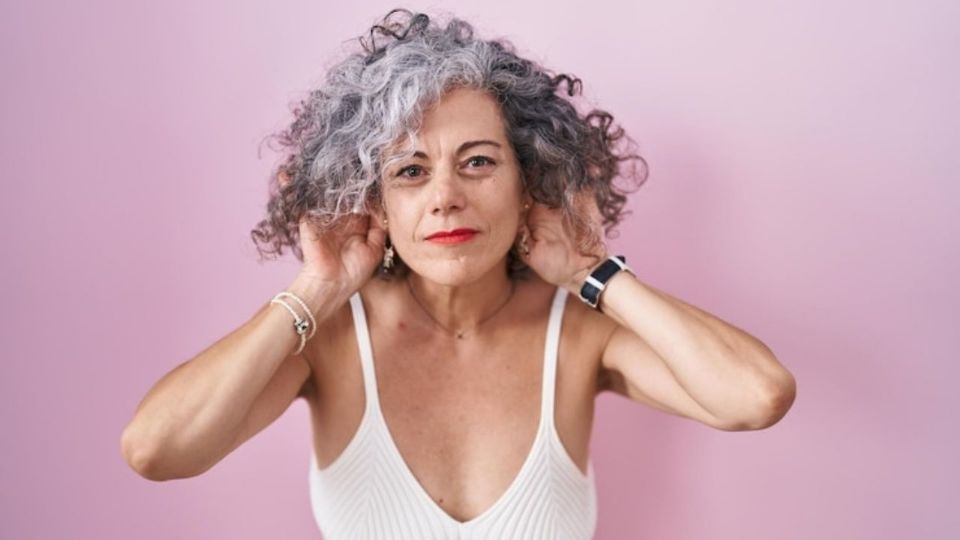 El Ice Blonde transforma las canas en parte del estilo personal.