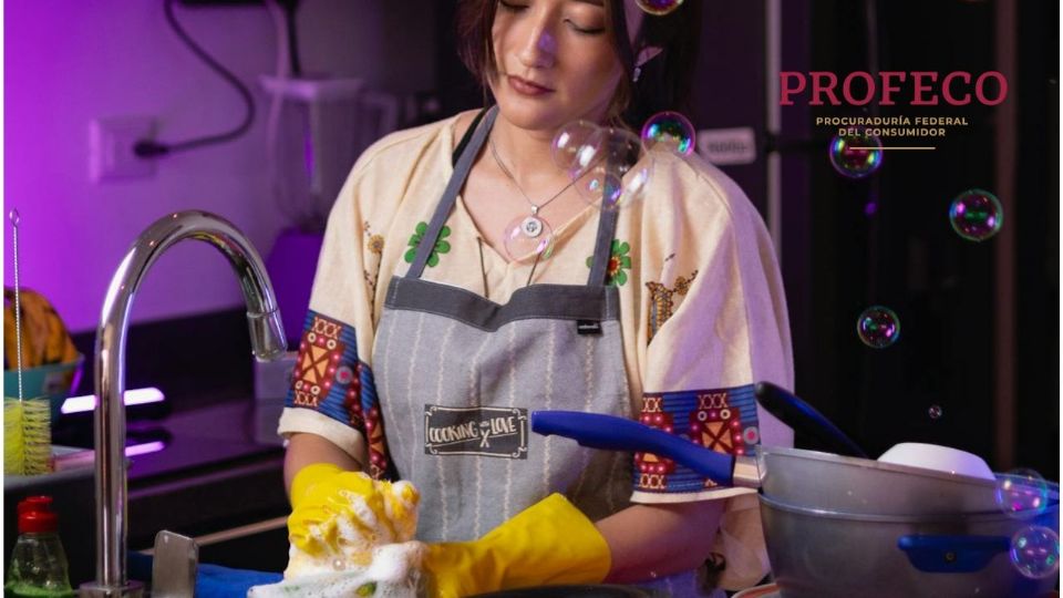 Elegir un jabón líquido para trastes de alta calidad va más allá de la simple higiene; impacta en la optimización del tiempo y el esfuerzo en las tareas domésticas