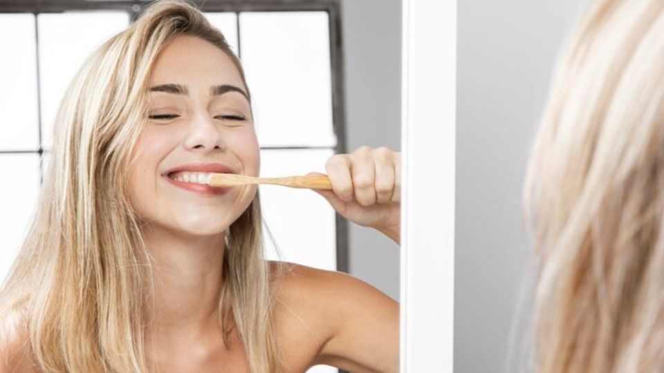 Un análisis de Profeco revela cuáles son las pastas y cepillos dentales que realmente protegen la salud bucal.