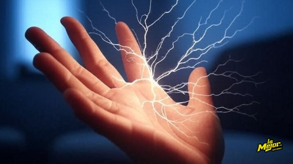 Si alguna vez has dado o recibido “toques de electricidad” al tocar con las manos, esta es la razón.