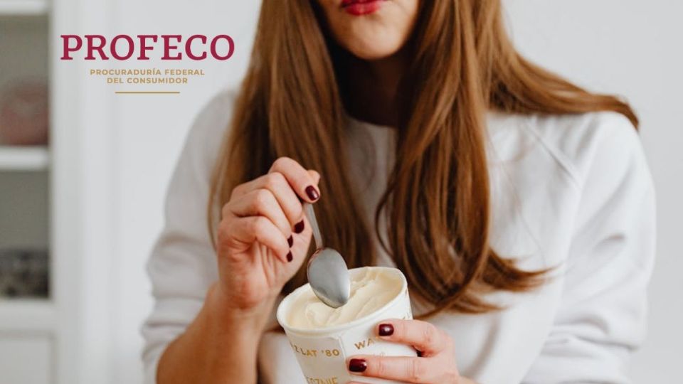 Para elegir un helado saludable, Profeco recomienda leer cuidadosamente las etiquetas nutricionales, prestando atención a los gramos de azúcar por porción