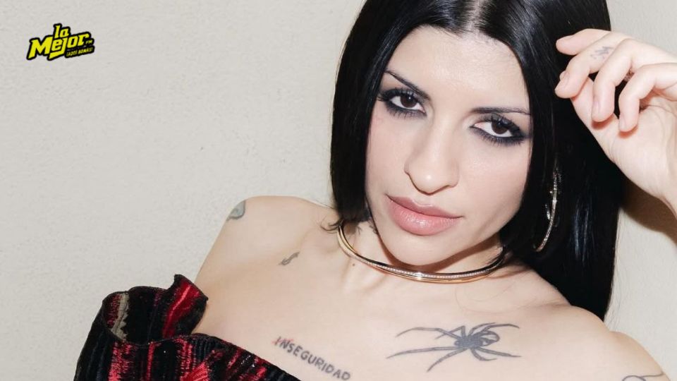 Cazzu presenta su libro, un ensayo que explora temas como el feminismo, el reggaetón y la maternidad.