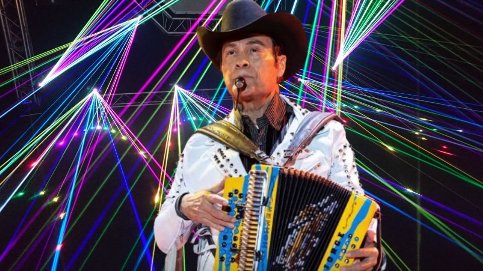 La caída del cantante en la Fenapo 2025 no opacó el brillo de Los Tigres del Norte, sino que resaltó el profesionalismo y la pasión del vocalista por su arte