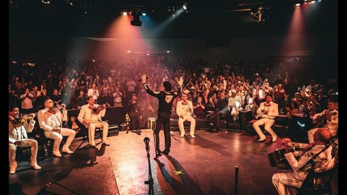 Ovacionan de pie a Pedro Fernández