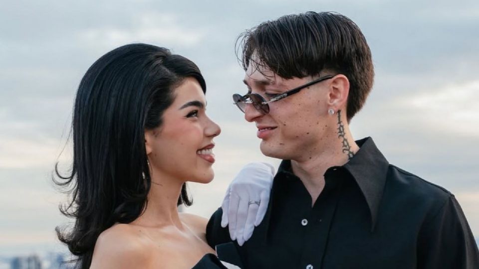 Peso Pluma fue acompañado por su pareja, Kenia Os, quien robó miradas.