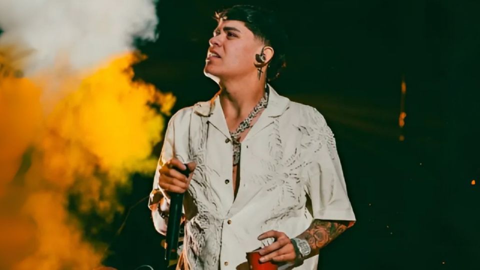 ¿A quién dedicó Junior H su icónico tema 1004 Km?