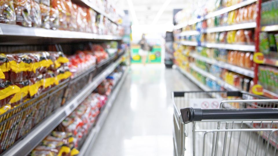 Las variaciones en el costo de los 24 productos esenciales impactan directamente en el gasto de las familias mexicanas.