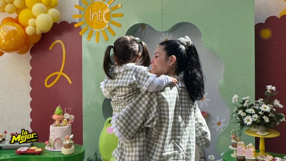 La cantante argentina Cazzu celebró una fiesta temática por su hija Inti, y los fans se preguntan si Nodal estuvo presente.