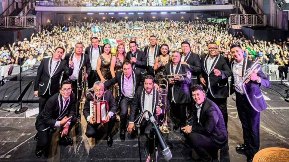 Los Ángeles Azules son reconocidos como los máximos exponentes de la cumbia sonidera, llevando su música a escenarios internacionales.