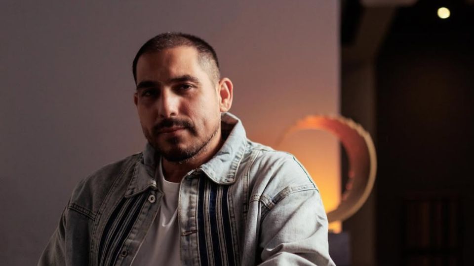 El cantante sinaloense presume un rancho y propiedades en su tierra natal, símbolos de su éxito y estabilidad financiera.