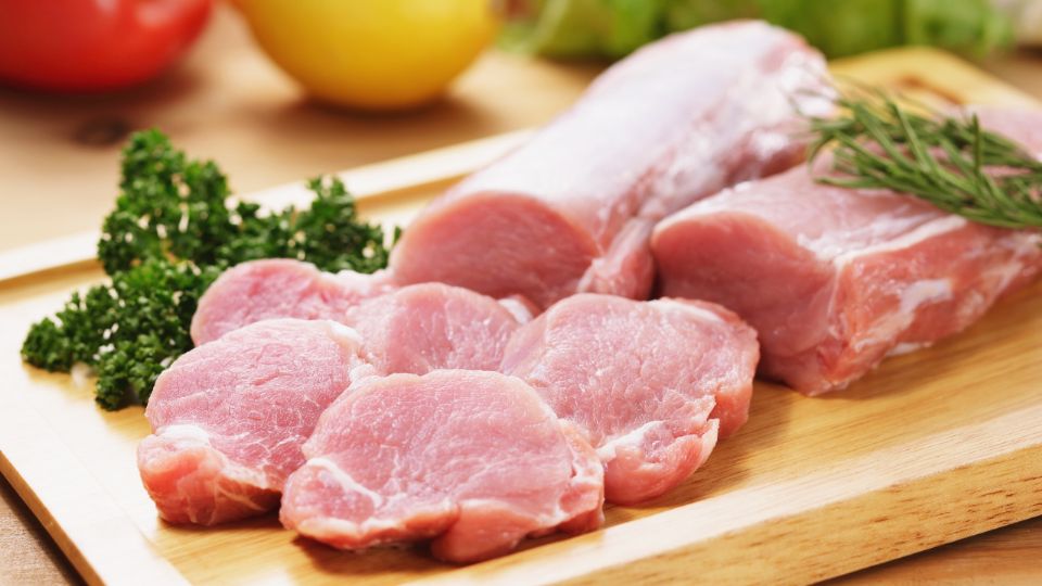 Profeco advierte sobre los cuidados esenciales al comprar, refrigerar y cocinar carne de puerco para prevenir intoxicaciones y aprovechar al máximo sus beneficios nutricionales.