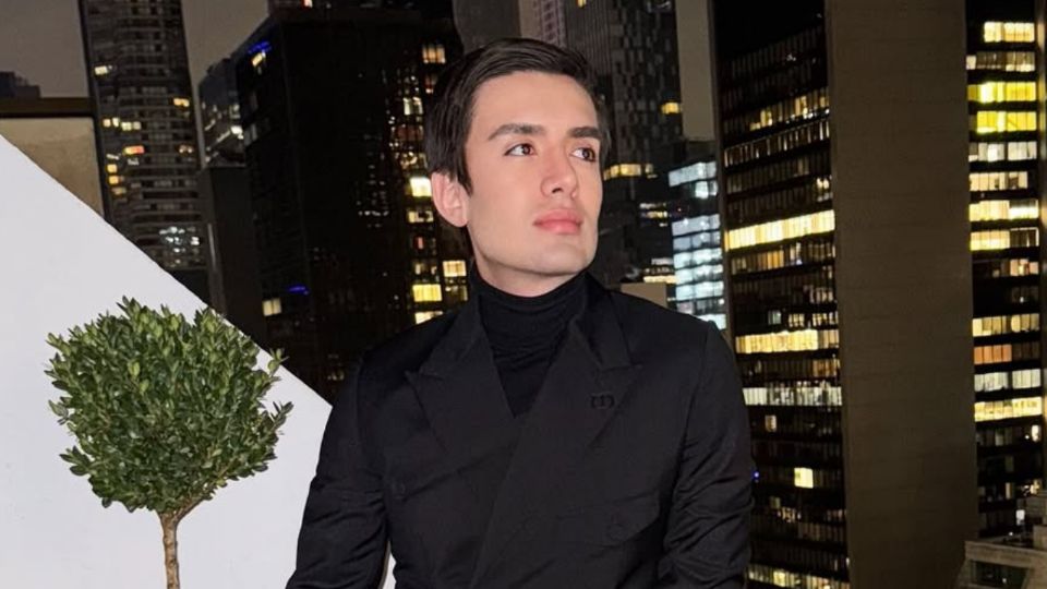 Miguel de la Mora, estilista de celebridades como Ángela Aguilar y Kenia Os, fue asesinado en un ataque directo frente a su salón en Polanco.